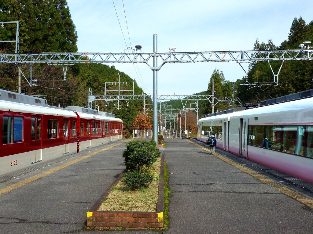 Kintetsu-Konzern, 1067mm-Spurstrecken: Endstation Yoshino. Es fahren stets 2 Züge kurz hintereinander ab, rechts der Sakura-Liner, der nur einige Stationen im Gebirge bedient und dann ohne Halt nach Osaka durchfährt, links der Lokalzug nach Osaka. 2.Dezember 2012. 