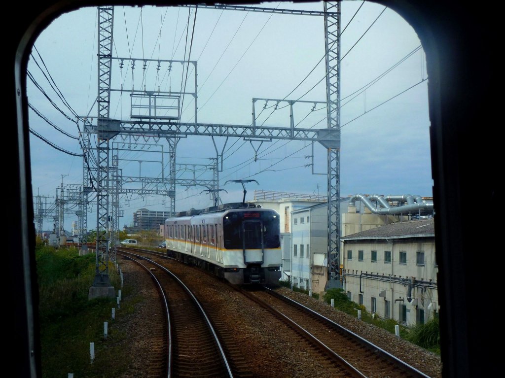 Kintetsu-Konzern, 1067mm-Spurstrecken - die neueren Züge für den allgemeinen Verkehr: Die beiden neusten Kompositionen (Serie 6820) tragen einen sanften grau/weissen Anstrich. Baujahr 2002. Hier kommt Zug 6821 in Komagatani entgegen, 2.Dezember 2012.  
