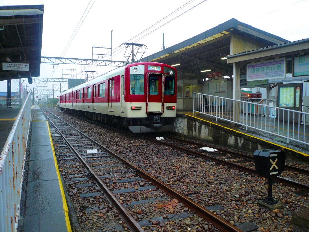 Kintetsu-Konzern, 1067mm-Spurstrecken - die neueren Züge für den allgemeinen Verkehr: Serie 6400 entstand 1986-1993 in Form von 33 Zweiwagenzügen und 7 Vierwagenzügen. Betrieblich zulässige Höchstgeschwindigkeit 100 km/h. Im Bild steht Zug 6425 in Gose, 30.September 2009. 