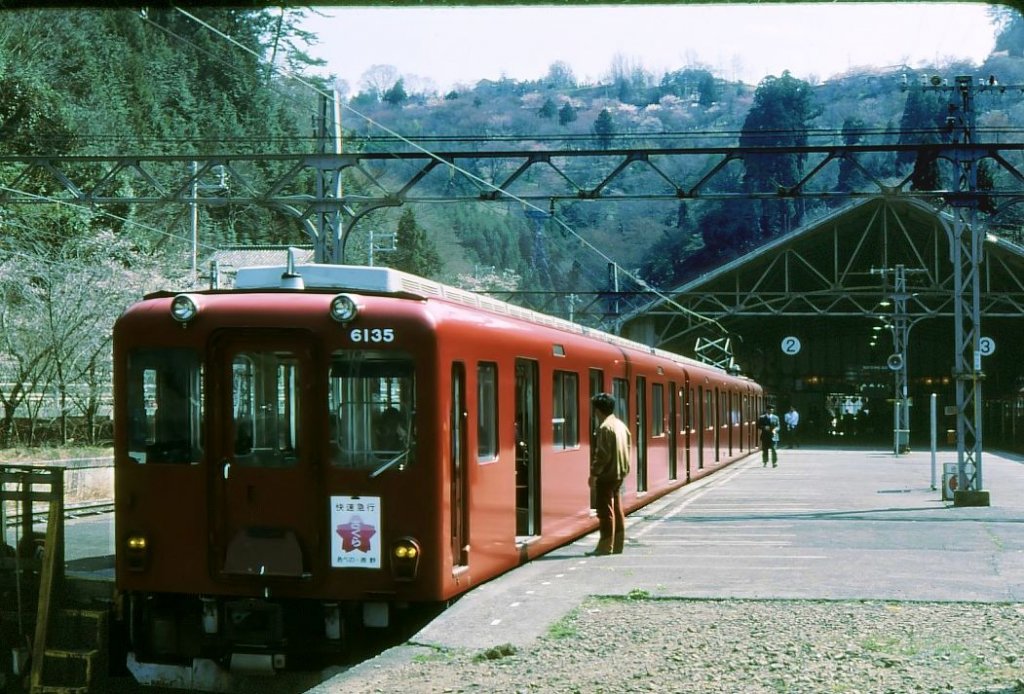 Kintetsu-Konzern, 1067mm-Spurstrecken - die Standardzüge Serie 6000: Am 3.April 1977 steht der Zug mit 6135 an der Spitze in der Endstation Yoshino.  