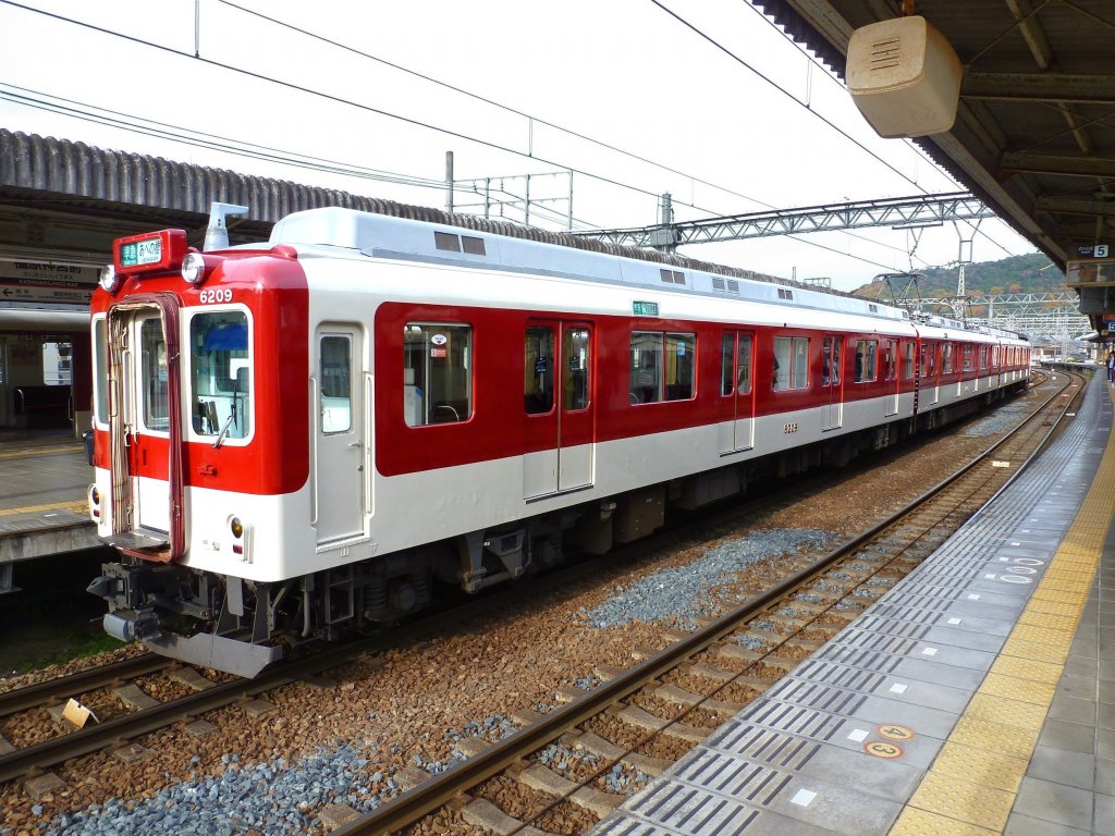 Kintetsu-Konzern, 1067mm-Spurstrecken - die Standardzüge Serie 6000 für den Lokalverkehr mit einfachen Längsbänken: Gebaut 1963-1974, zusammen mit der riesigen Flotte fast identischer Züge für 1435mm. Heute gibt es für 1067mm 13 4-Wagenzüge und 24 3-Wagenzüge. Im Bild der 3-Wagenzug mit Endwagen 6209 in Kashihara Jingû-mae, 2.Dezember 2012. 