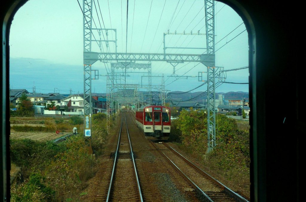 Kintetsu-Konzern, 1067mm-Spurstrecken - Zweiwagenzüge Serie 6400: Zug 6422 kommt bei Nijôzan auf dem Land südlich von Osaka entgegen. 2.Dezember 2012. 