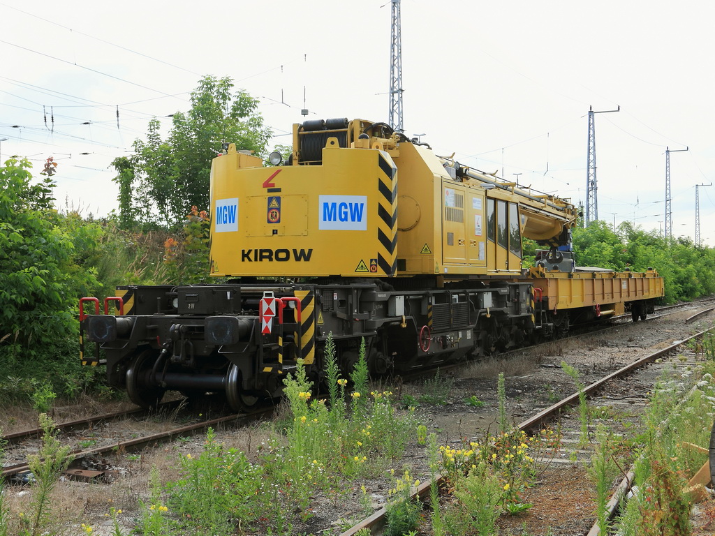 KIROW Gleisbauschienenkran KRC 810 T der Gleisbaufirma MGW GmbH, 10243 Berlin (97 82 53 507 19-5) steht am 10. August 2012 in einem ffentlichen zugnglichen Bereich  des Gterbahnhofes Grnau. 