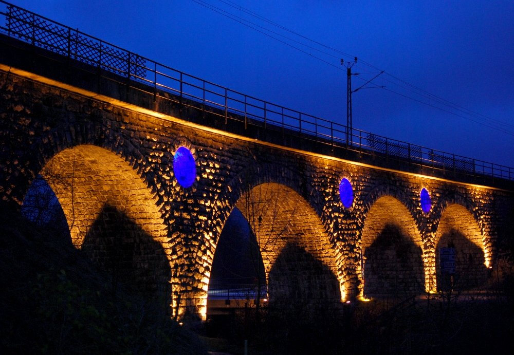 Kitschig schaut er schon von weitem aus, der Viadukt der Auerfernbahn in Ehrwald. Aber nicht allzu weit entfernt von Ludwigs Mrchenschloss darf auch eine Bahn im Disneystil erscheinen.