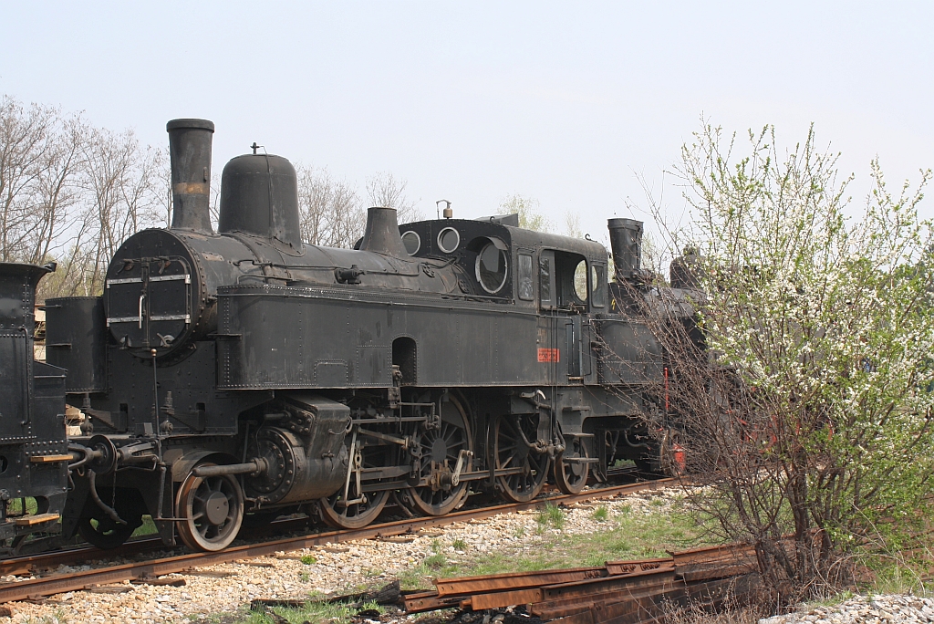kkStB 229.222 (ex CSD 354.0130) am 21. April 2013 im Heizhaus Strasshof.