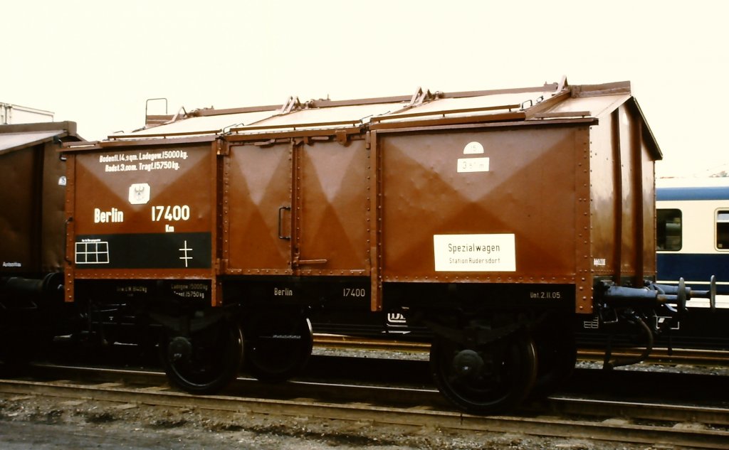 Klappdeckel-Waggon aus der Lnderbahnzeit (KPEV) auf der Fahrzeugschau  150 Jahre deutsche Eisenbahn  vom 3. - 13. Oktober 1985 in Bochum-Dahlhausen.