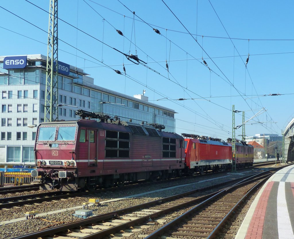 Klasse 3er Lokzug zu meinem 200tem Bahnbild.
Nachschuss der 372 013, 189 *** und am Zugschluss 180 011.
Dresden Hauptbahnhof  02.03.11
