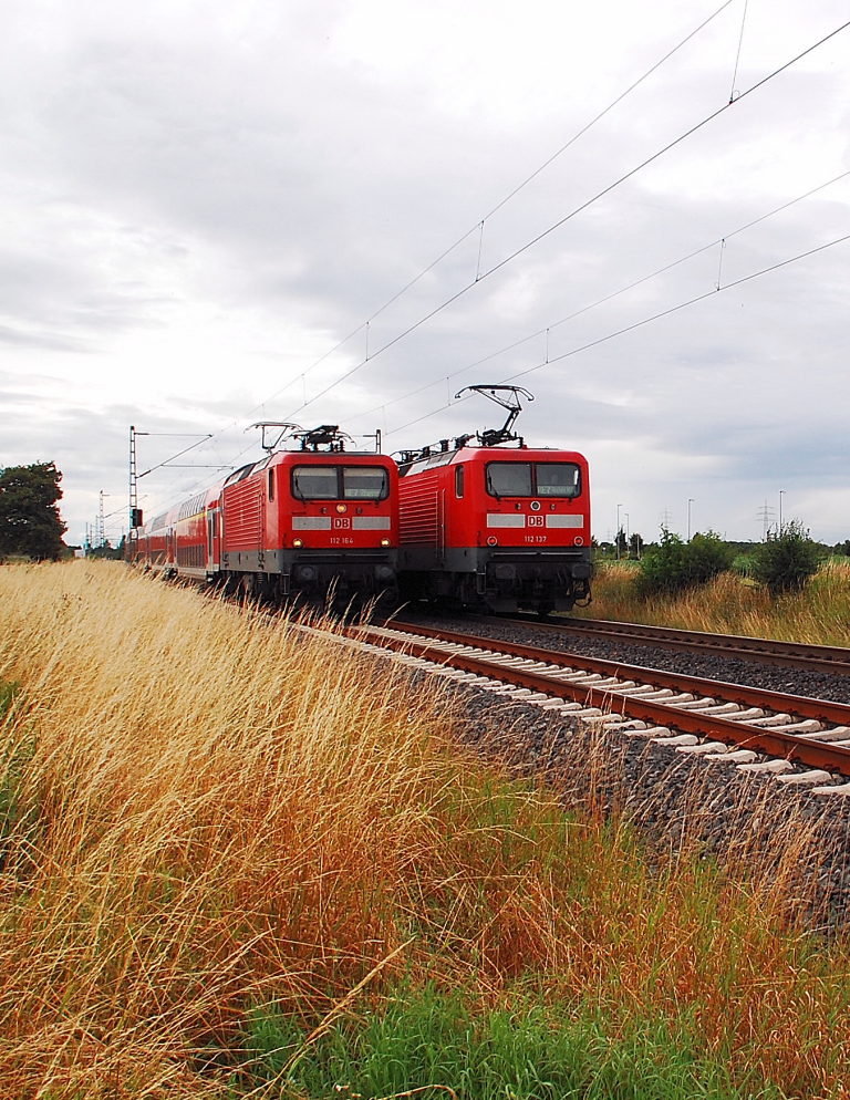 Klassentreffen! Bei Allerheiligen treffen sich die die Schwesterloks 112 164 auf dem Weg nach Rheine und die 112 137 nach Krefeld auf der Kbs 495 whrend sie ihre RE7 Zge frdern. 13.7.2012