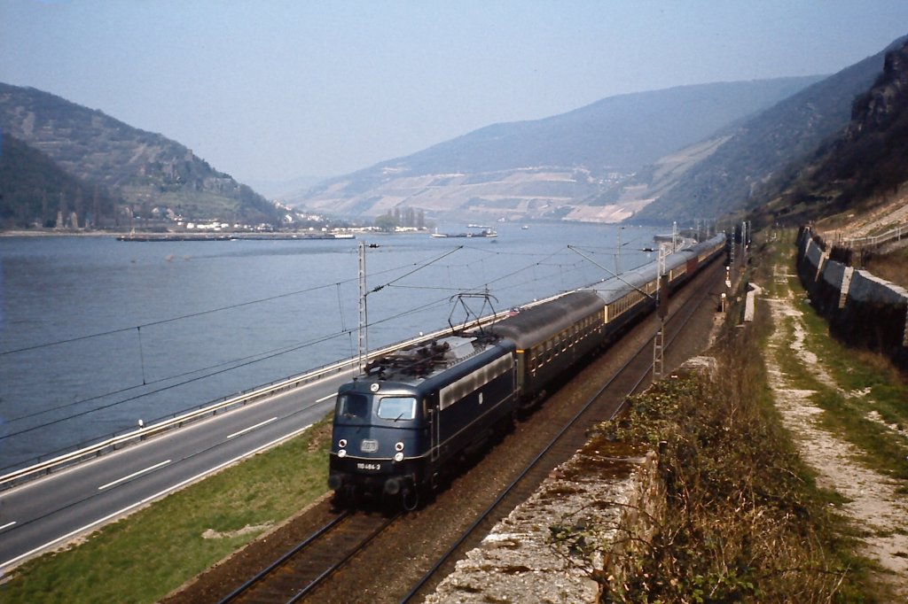 Klassischer D-Zug mit 110 484-2 auf der rechten Rheinstrecke kurz vor Assmannshausen Mitte der 1970er Jahre