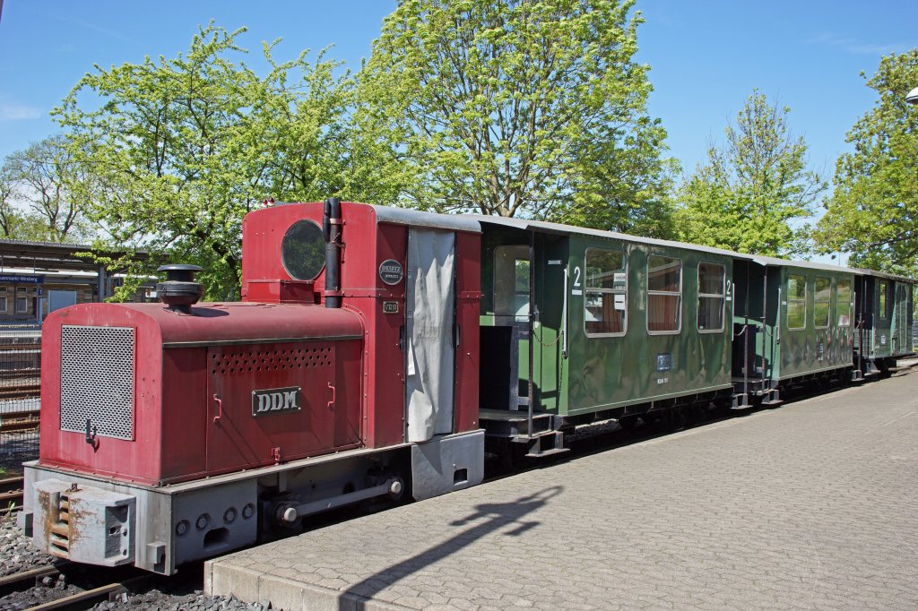 Kleinbahnzug (600 mm Spurweite) mit einer Feldbahnlok von Deutz im Deutschen Dampflok-Museum (DDM) in Neuenmarkt-Wirsberg am 15.05.2013.