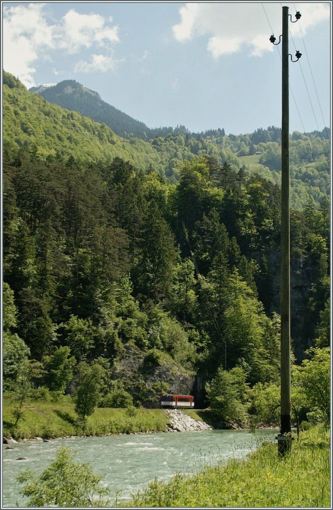 Kleine Bahn, grandiose Landschaft: der MIB Be 4/4 N° 8 verlässt die Aareschlucht und erreicht in Kürze die Haltestelle  Aareschlucht West . 
7. Juni 2013
