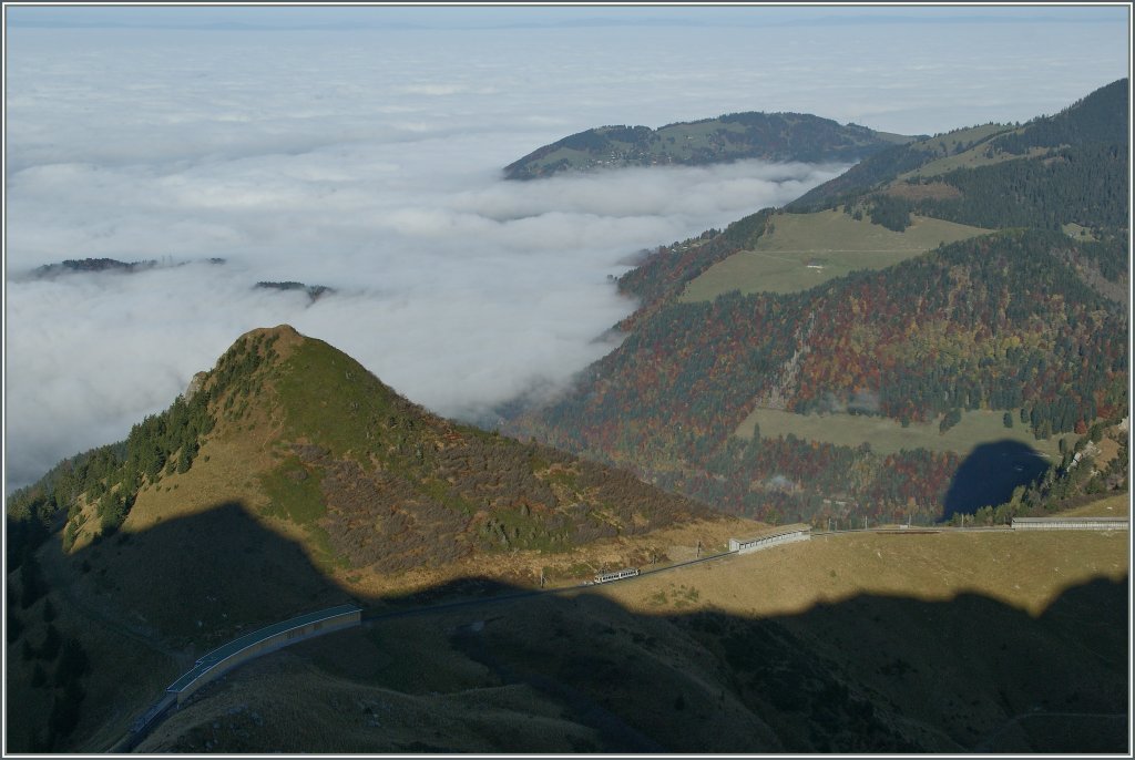 Kleine Bahn in einer grandiosen Landschaft: Ein Rochers de Naye Zug auf dem Weg ins Tal auf der Krete bei Jaman, kurz vor der Wasserscheide zwischen Rhein und Rhne.
25. Okt. 2012
