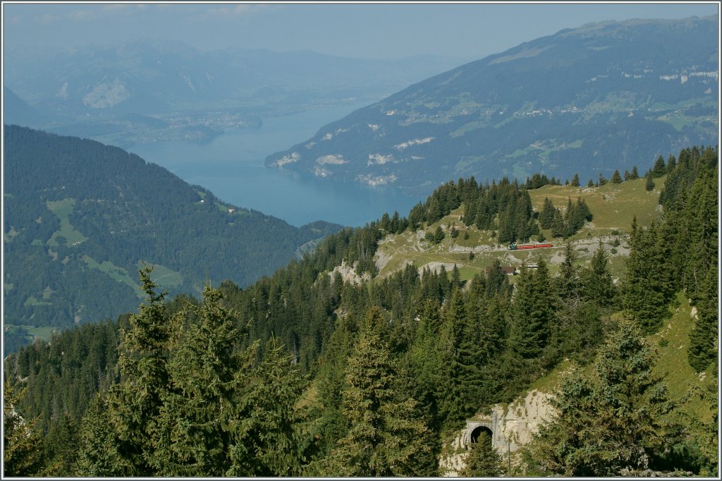 Kleine Bahn in einer grandiosen Landschaft: Ein SPB-Zug auf halber Distanz zwischen Schynige Platte und Breitlauenen.
10. Sept. 2012