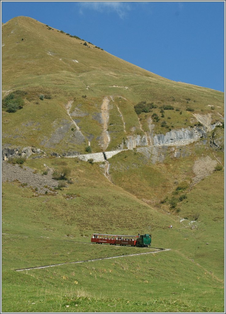 Kleine Bahn in grandioser Landschaft - so zeigt sich der uns der dem Dieselzug nachfolgende Dampfzug auf der Talfahrt Richtung Planalp am 1. Oktober 2011.
