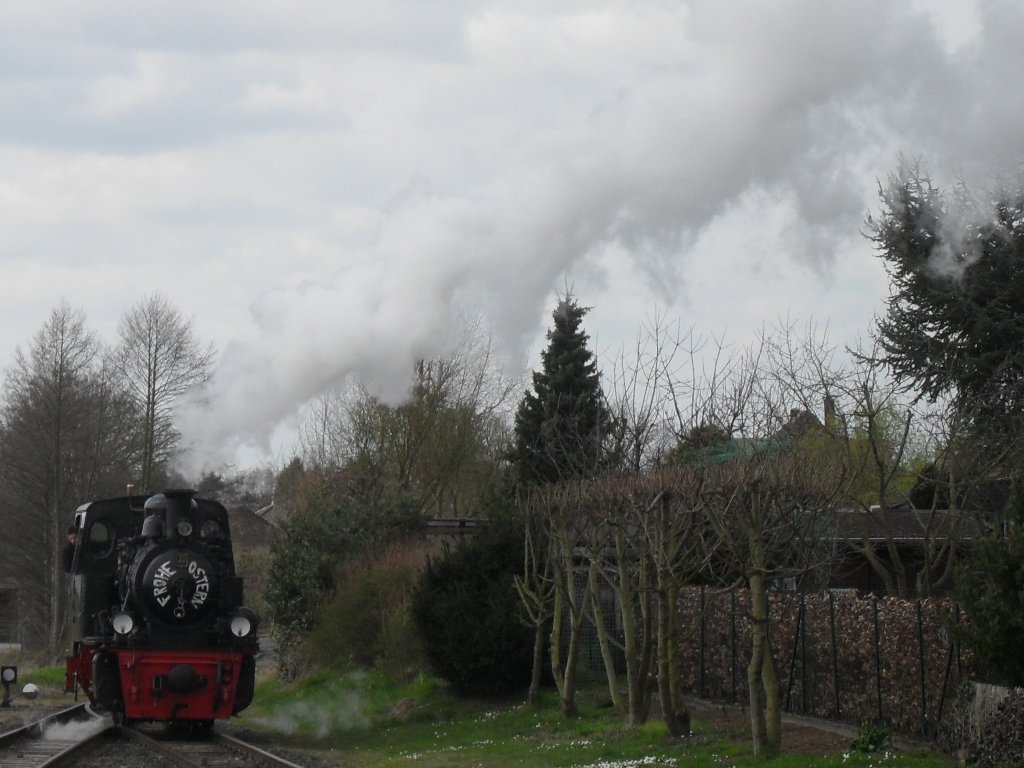 Kleine Dampflok und groe Dampfwolke.Lok 20 der Selfkantbahn im Bahnhof Gillrath am 5.4.10.