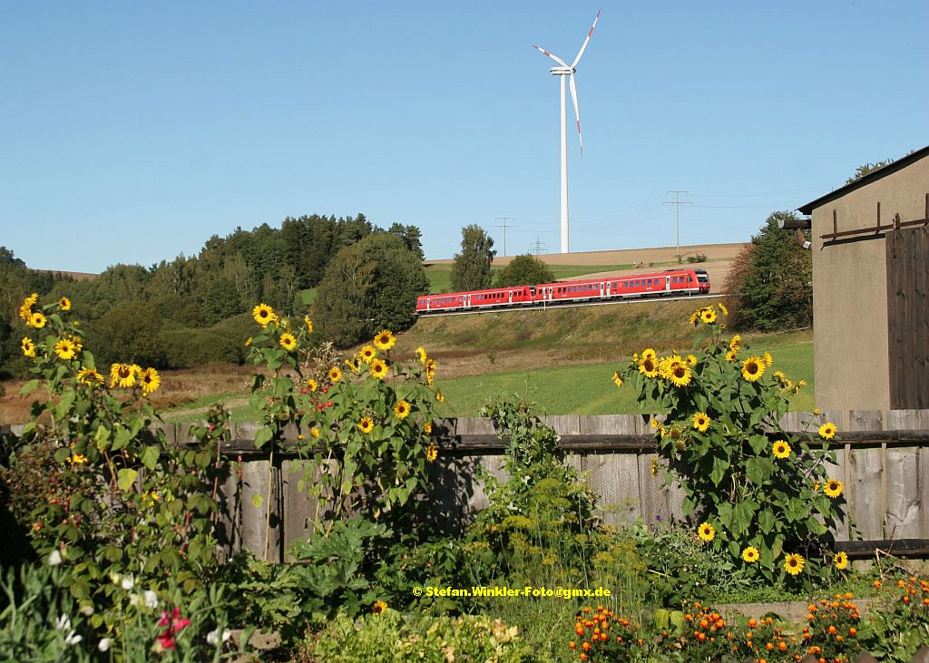 Kleine Herbst-Nachlese vom 30.09.2011. Ein unbekannter 612er fährt als Doppelte Garnitur von Hof Richtung Marktredwitz und erklimmt grade die Steigung nahe Fattigau. Links vom Fotografen verläuft die tiefer liegende Strecke nach Münchberg. Ich habe der Versuchung widerstanden, das moderne Windrad zu eliminieren. Solche Fotos hätte ich früher machen können. Heute gehört es dazu...!  Ach ja, Bilderdiebstahl wird verfolgt. Man kann einfach mailen....