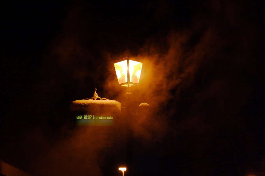 Kleine Impression vom 25.01.2013 aus dem Bahnhof Drei Annen Hohne. Die kleine Dampffahne, welche sich hier ber Bahnsteiglaterne und Zugzielanzeiger legt und die ganze Szene in ein etwas gespenstisches Licht taucht, stammt aus der Zugheizung von P8936, beim Zwischenstopp in diesem Bahnhof. Produziert wird der Dampf von 99 7237, welche den Zug vom Brocken hierher gebracht hat und ihn in wenigen Minuten weiter nach Wernigerode befrdern wird. Zugegeben, das Bild ist fast identisch mit meinem vorherigen Bild (Nr. 666581). Da ich mich aufgrund der unterschiedlichen Dampffahnen, die ja beide durchaus ihren Reiz haben, in diesem Fall, aber auch nach lngerem Betrachten, absolut nicht entscheiden konnte, welches Bild von beiden ich einstellen sollte, mchte ich dies, betreff Freischaltung, hier lieber doch dem begutachtenden Admin berlassen!