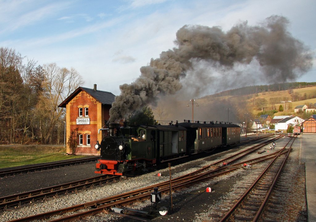 Kleine Lok mit groer Dampfwolke! Wenn auch der Schnee noch fehlte, waren die Fahrten am ersten Adventswochenende bei der Prenitztalbahn ein Erlebnis. Hier verlt die I K unter Volldampf den Bahnhof Steinbach in Richtung Jhstadt.