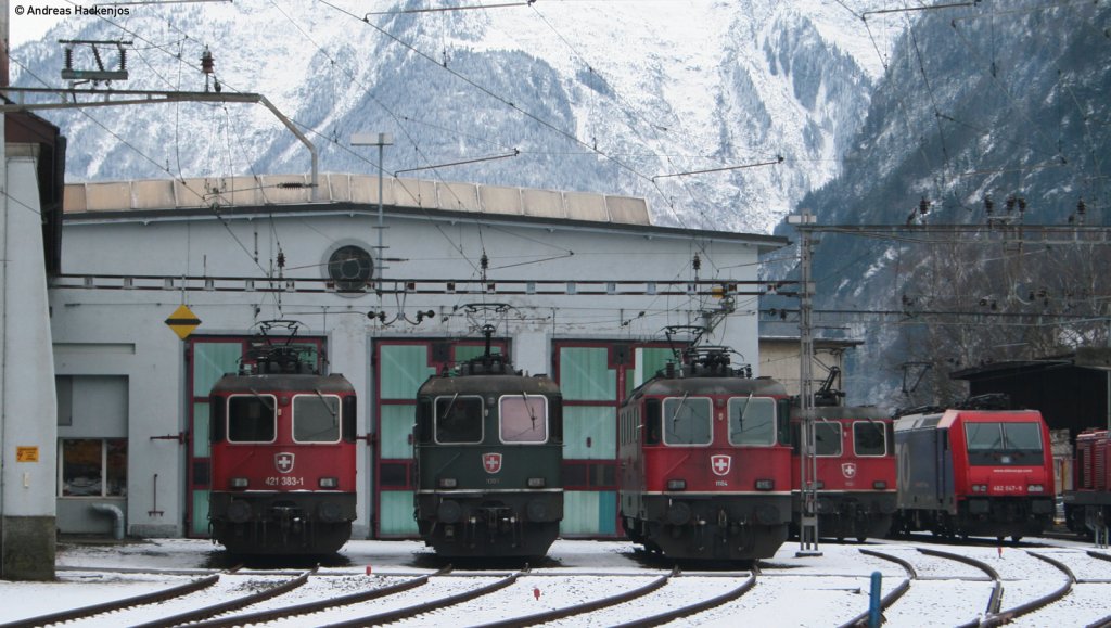 Kleine Lokparade vor dem Depot Erstfeld. Von Links: Re 421 383-1, 11309; 11184; 11322 und Re 482 047-9 28.12.10 Das Foto entstand legal
