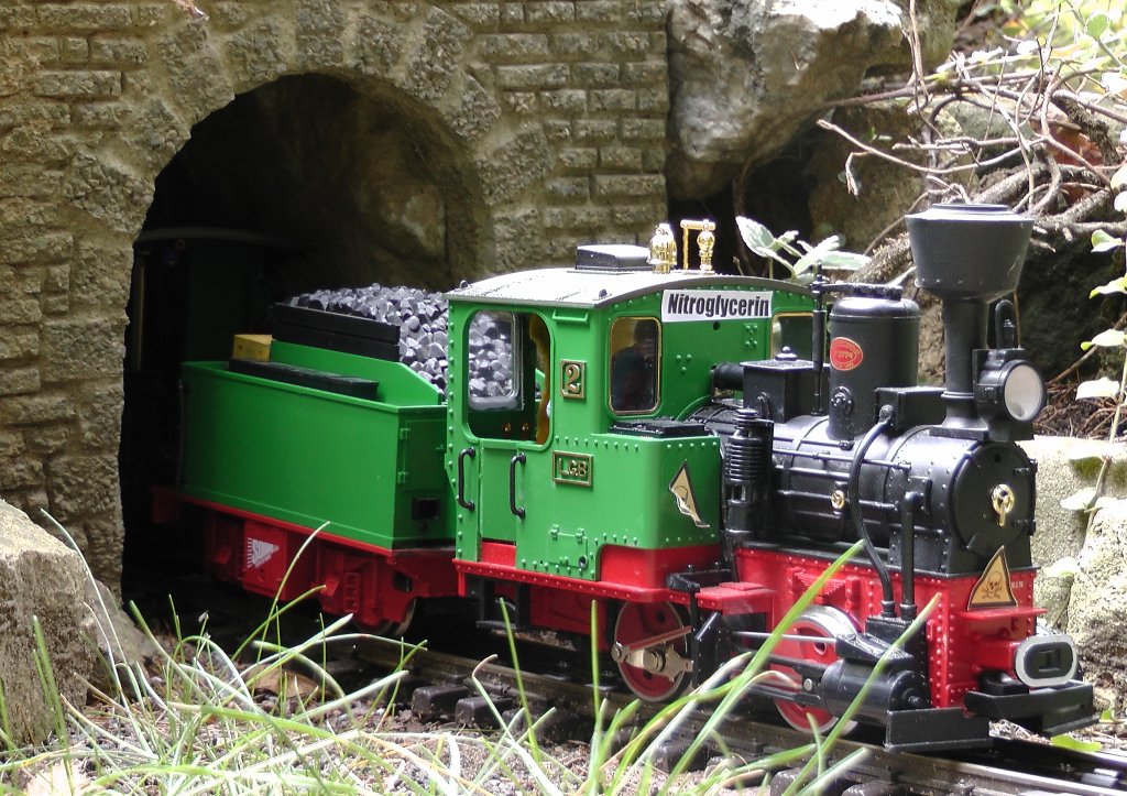 Kleine Nadampf B-Kuppler strotzen ja eh nicht vor Leistung, sehr kleine Wasser - und Kohlevorrte tragen auch nicht gerade zur wirtschaftlichen Betriebsfhrung bei.
Willy Jespersen, der diese Bahn betreibt hat den Mangel erkannt und die  Stainz  mit einem  Schlepptender ausgerstet, am 27.09.2012 gegen  14:49 Uhr bei der Tunnelausfahrt abgelichtet.