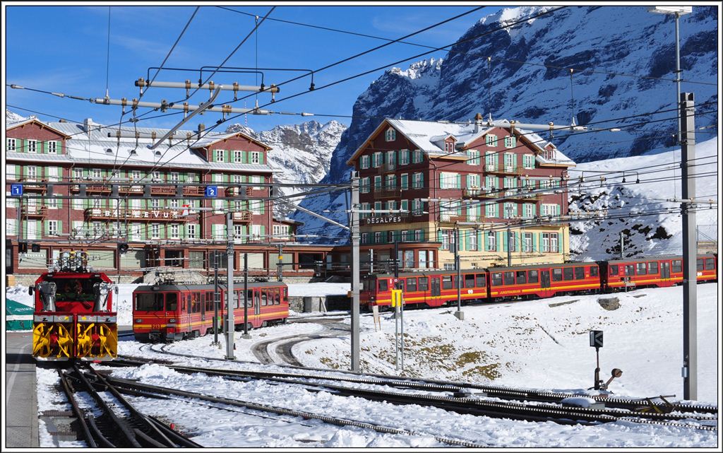 Kleine Scheidegg Jungfraubahnseite mit neuer Schneeschleuder Xhe rote 2/2 Nr 12 von Stadler/Zaugg und BDhe 4/8 211, 213 und 218. (13.11.2012)