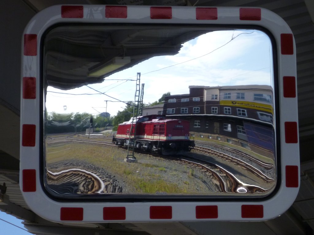 Kleine Spielerei, da die Press 112 565-7 am 08.09.12 so g�nstig in Plauen/V. oberer Bahnhof stand. Hier im Spiegel vom Bahnsteig zusehen.
