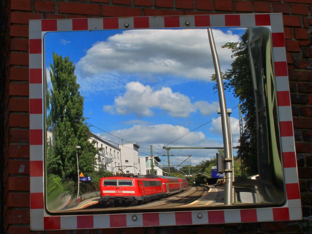 Kleine Spielerei um die Wartezeit zu verkrzen, 111 080 schiebt RE4 nach Aachen West, beobachtet am 30.08.201 in einem Spiegel am Bahnsteigende in Aachen Schanz.