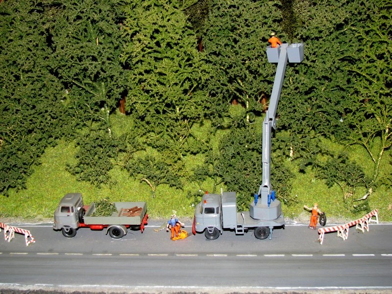 Kleine Szene, Baumpflegearbeiten, gesehen auf der H0-Anlage des Karow-Lbzer-Modellbahnclub, Plau am See [08.08.2009]