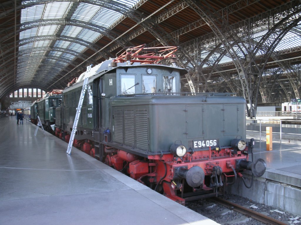 Kleine Wartungsarbeiten,am 26.Mrz 2012,an E94 056 auf dem stromlosen Museumsgleis im Leipziger Hbf.