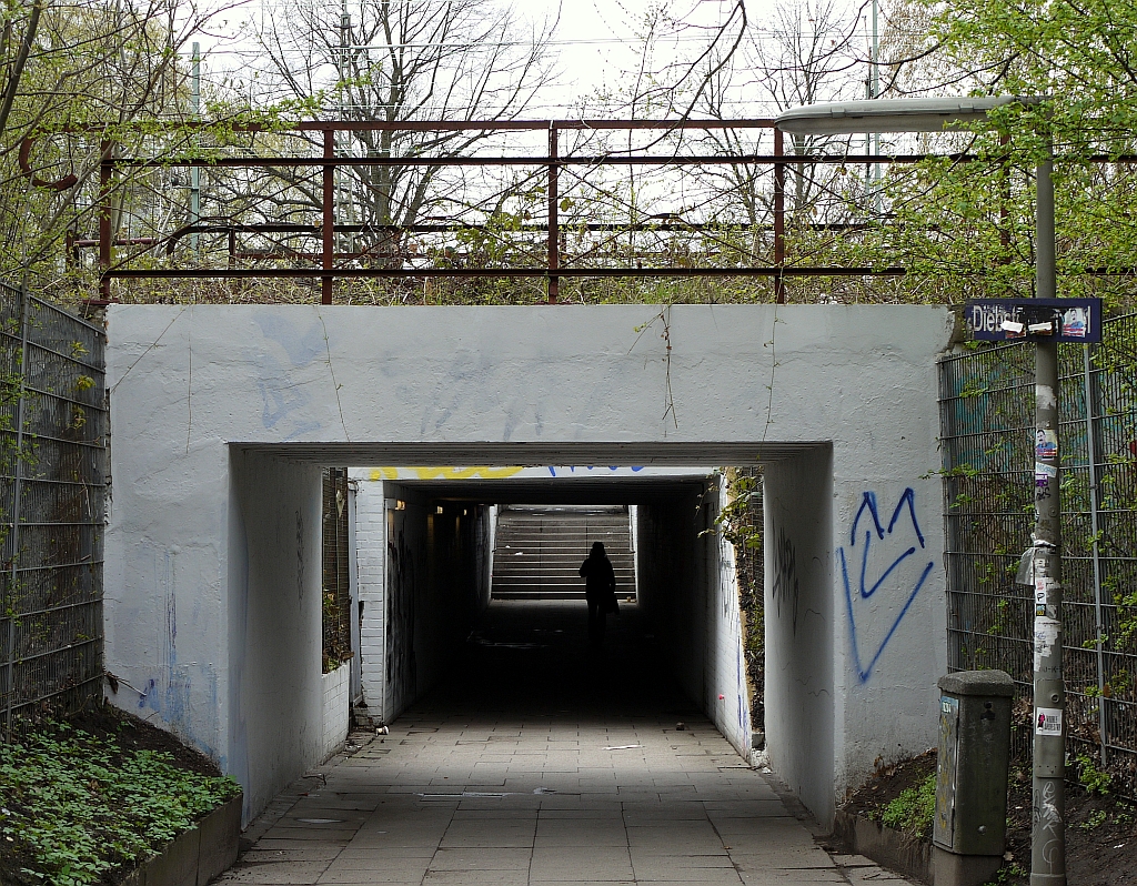 Kleiner Architekturfhrer S-Bahnstation  Diebsteich : Fugngertunnel unter S- und Fernbahngleisen. Hamburg, 27.4.2013