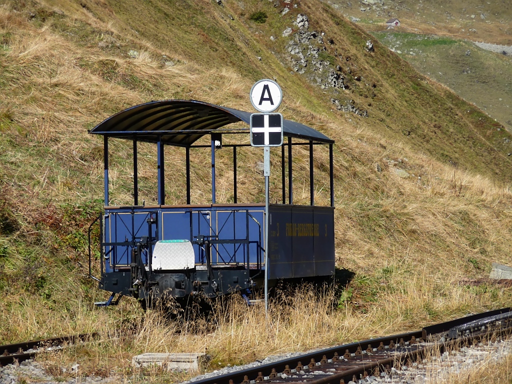Kleiner  Cabrio-Wagen  C2351 der DFB, abgestellt in der Station Furka (2.10.11)