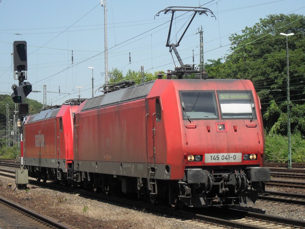 Kleiner Lokzug bestehend aus 145 041-0 und 185 204-5 rollte am 7.7.10 durch den Bahnhof Kln West.