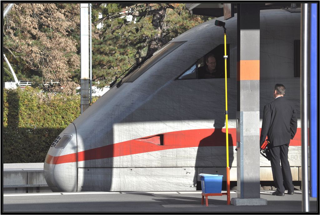 Kleiner Schwatz zwischen Kondukteur und Lokfhrer vor Abfahrt eines ICE in Interlaken Ost. (13.11.2012)