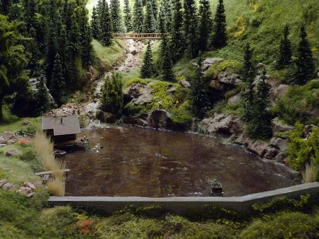 Kleiner See mit groer Staumauer auf der Schwarzwald-Modellbahn, 3.10.11 