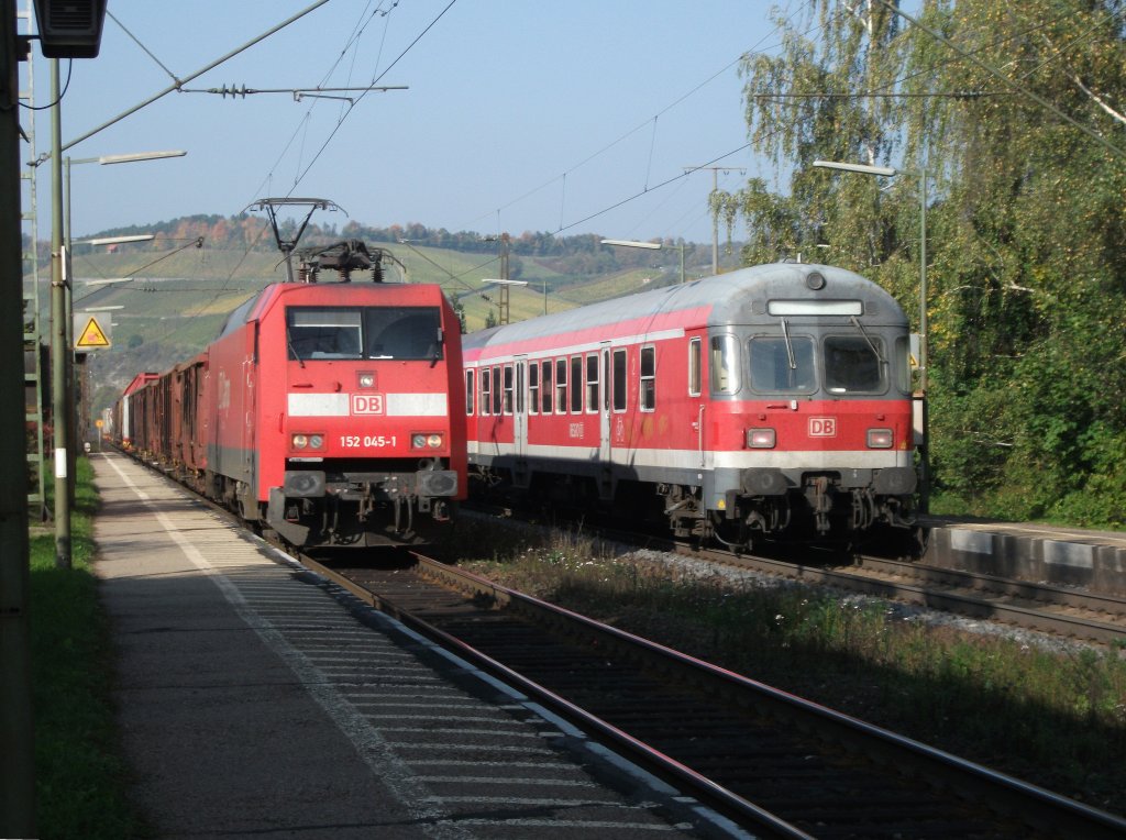 Kleiner Treff am 13.10.10 in Himmelstadt zwischen der RB nach Jossa und der 152 045 mit gemischten Gterzug Richtung Wrzburg.