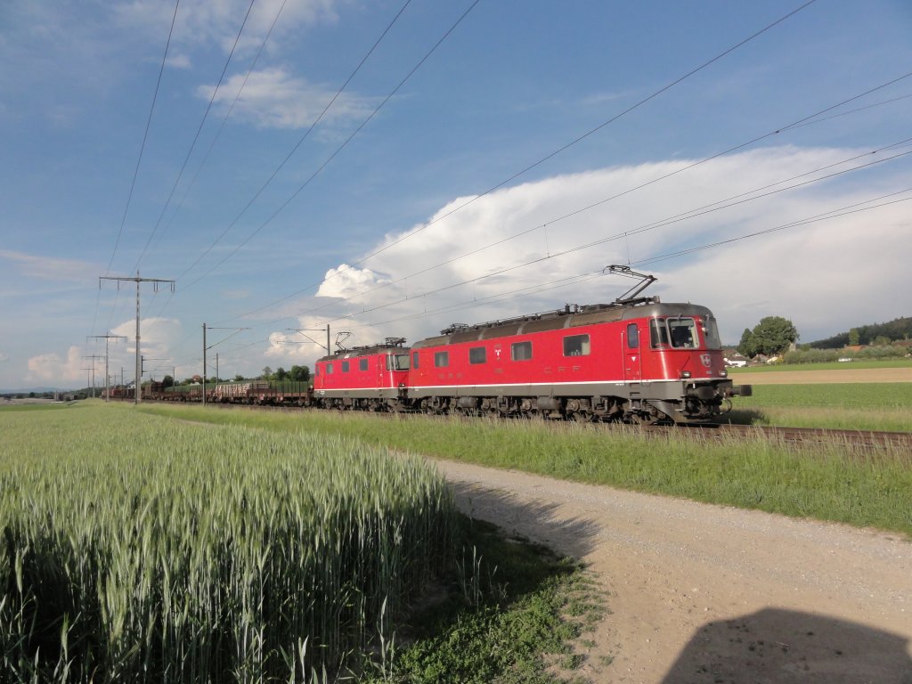 Kleiner Trost: Re 10/10 mit Stcker am 20.05.2011 bei Mattstetten. Aber wo bleiben die Transit-Gterzge...?