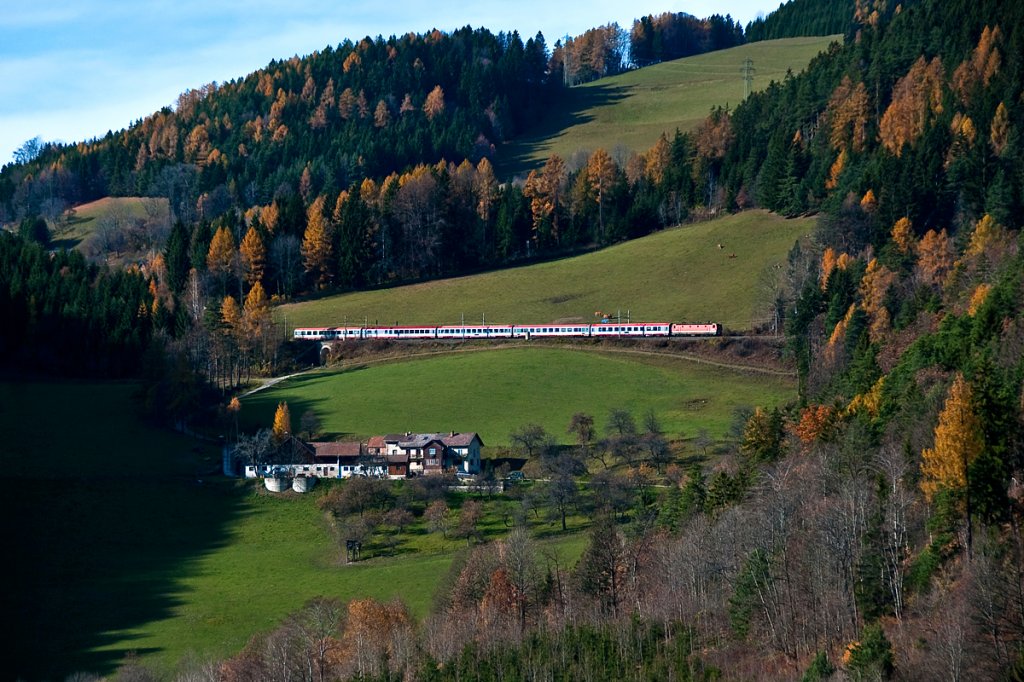 Kleiner Vorgeschmack auf den Herbst: IC 650 ist von Graz nach Wien unterwegs und konnte auf der Semmering Nordrampe bei Klamm Schottwien abgelichtet werden. Die Aufnahme enstand am 05.11.2010.