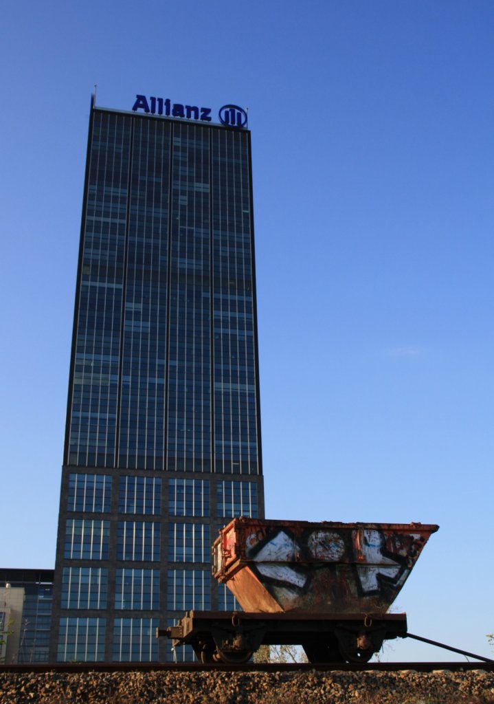 Kleiner Wagen vor gro�em Haus. 11.11.11, Berlin - Treptower Park