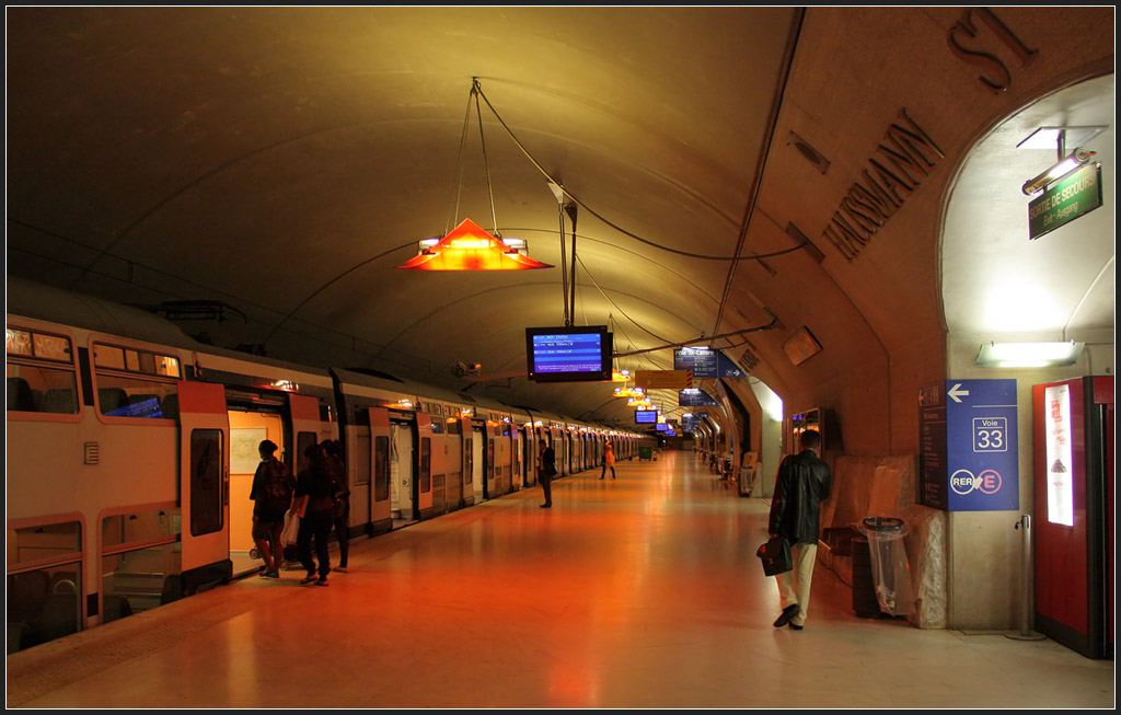 Kleinere Seitenschiffe - 

Die beiden äußeren Gleise der vielgeleisigen RER-Station  Haussmann - Staint-Lazare  liegen mit ihren Bahnsteigen jeweils in kleineren Gewölbehallen. 

18.07.2012 (M)