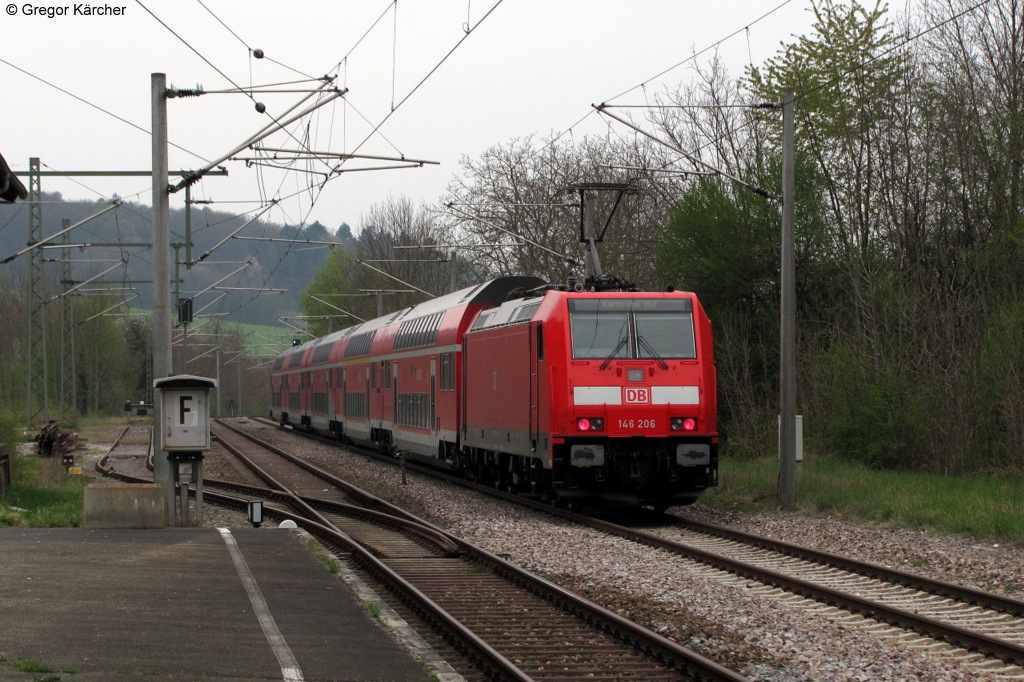 Kleines  Comeback  der DB auf der Kraichgaubahn: Mit gerade mal maximal 100 km/h schiebt die 146 206-8 den umgeleiteten RE 20674 (Stuttgart-Karlsruhe ber Bretten) am 15.04.2012 durch den Bahnhof Wssingen. Wegen Bauarbeiten an der Strecke Karlsruhe-Pforzheim wurde dieser Zug ab Mhlacker ber Bretten und die Kraichgaubahn umgeleitet.