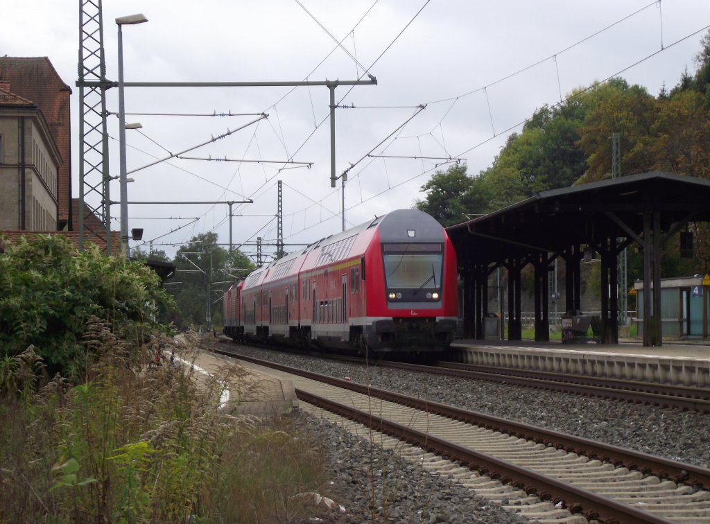 Kleines DoSto-Comeback auf der Frankenwaldbahn! Mit dem Zugpaar RB 70440 und RB 70441 (Naumburg - Bamberg und zurck) verirrte sich am 9. Oktober 2011 wieder eine ex DR-DoSto Garnitur auerplanmig auf ihre alte Einsatzstrecke. Aufgenommen beim Halt in Kronach. 