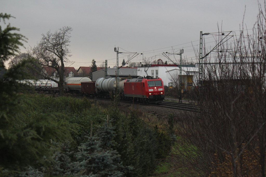 Kleines Experiment: 185 007 hat vor kurzem mit ihrem Gterzug den Bahnhof Niederwalluf durch fahren und fhrt nun Wiesbaden entgegen. 11.12.2010