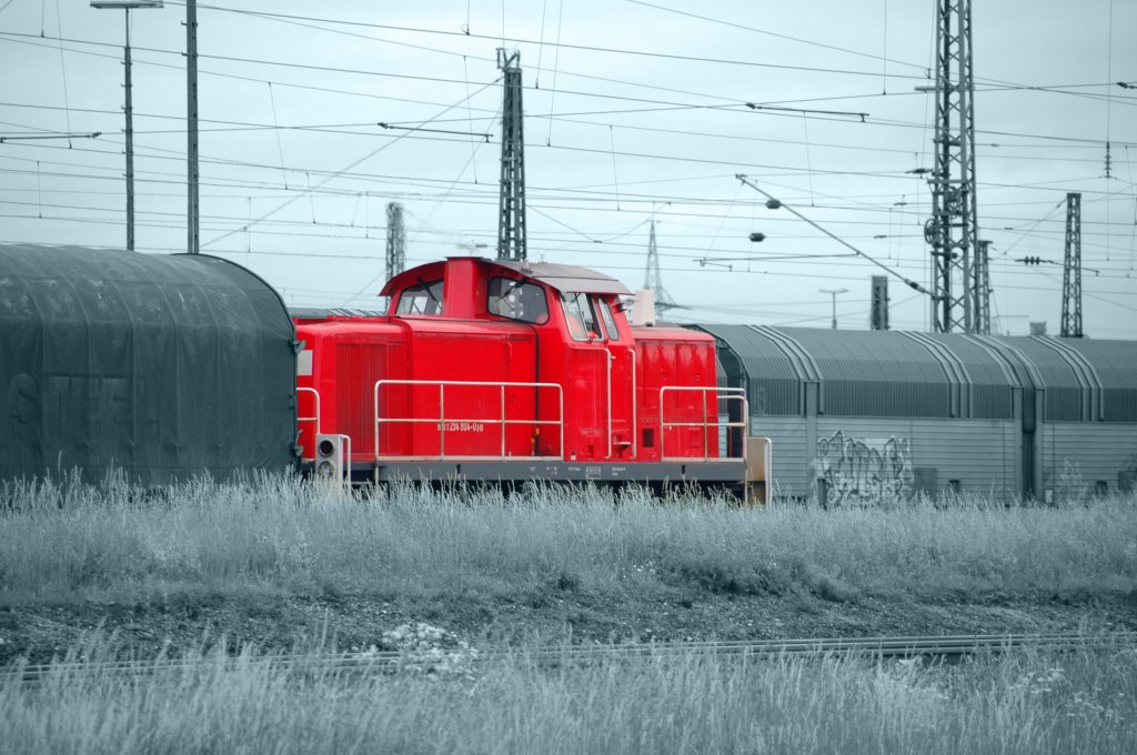Kleines Experiment mit Adobe Photoshop CS5: 294 804 fhrt gerade mit einem kurzen Gz am 02.06.2010 in Regensburg Ost ein. Das Bild knnte man eigentlich wieder in die Reihe  DB goes green  einordnen, man beachte das etwas hhere ;) Unkraut.