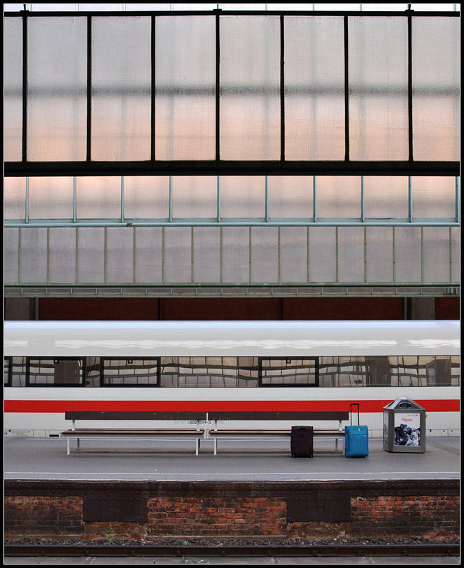 Kleines Stilleben - 

Hauptbahnhof Stuttgart: Sitzbank mit zwei scheinbar allein gelassenen Koffern vor ICE 1. 

16.04.2011 (J)