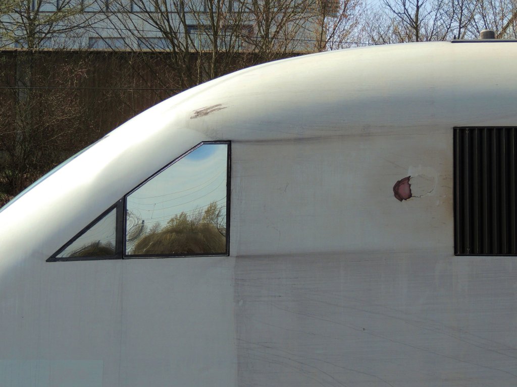 Kleines Wehwehchen am ICE-Triebkopf, entdeckt heute in Kassel-Wilhelmshhe (20.4.2013).