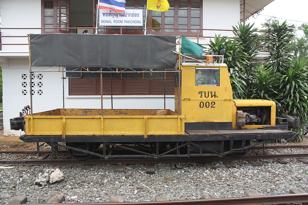 Kleinwagen รบน.002 am 11.Juni 2011 in der Pak Chong Station. Diese Kleinwagen sind die meterspurige Version der deutschen Klv51.
