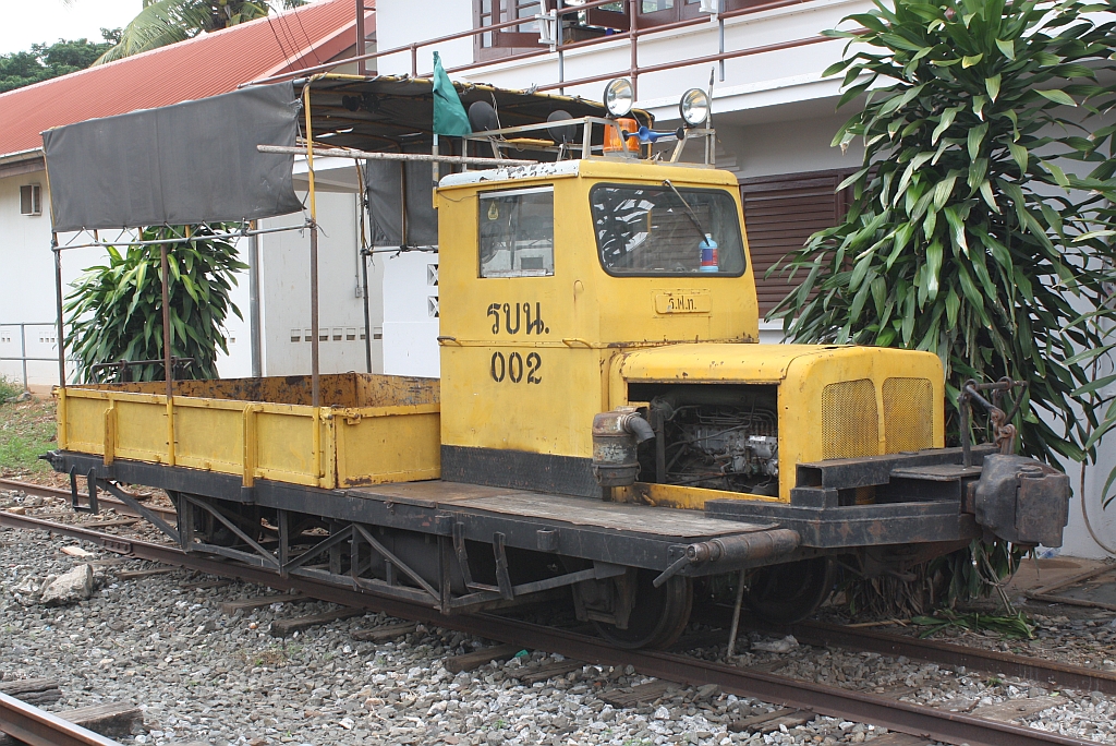Kleinwagen รบน.002 am 11.Juni 2011 in der Pak Chong Station. Diese Kleinwagen sind die meterspurige Version der deutschen Klv51.
