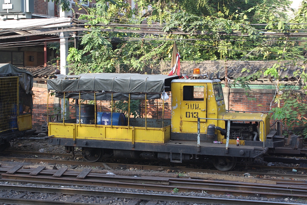 Kleinwagen รบน.013 am 05.Dezember 2010 in der Hua Lamphong Station. Diese Kleinwagen sind die meterspurige Version der deutschen Klv51.