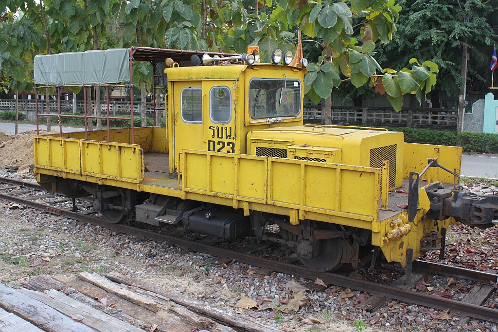 Kleinwagen รบน.023 am 08.Jänner 2011 in der Nakhon Lampang Station.