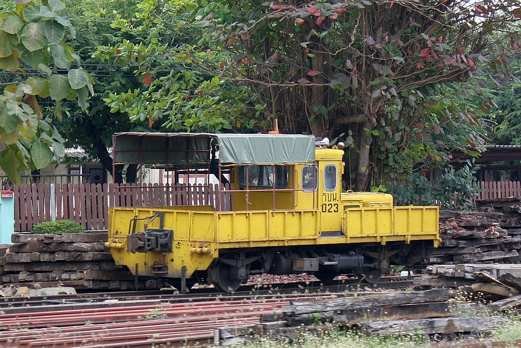 Kleinwagen รบน.023 am 10.Jänner 2011 in der Nakhon Lampang Station.
